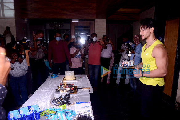 photos tiger shroff celebrates his birthday with media 5