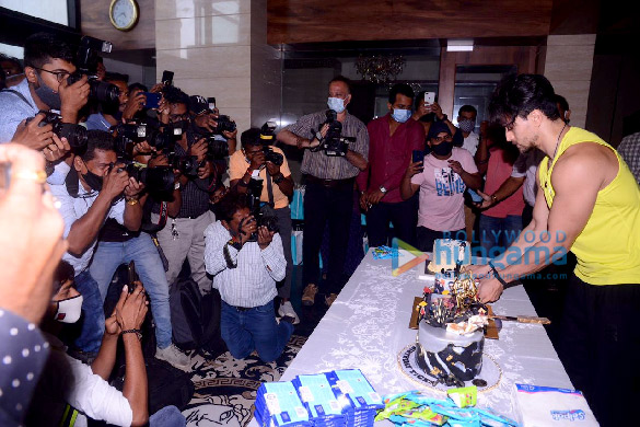 photos tiger shroff celebrates his birthday with media 6