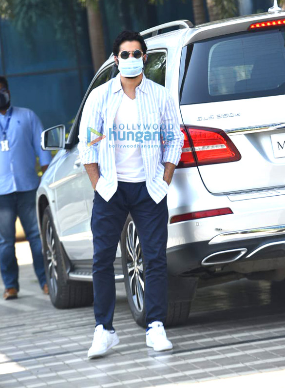 Photos: Varun Dhawan snapped at Sajid Nadiadwala’s office in Andheri Photos: Varun Dhawan snapped at Sajid Nadiadwala’s office in Andheri