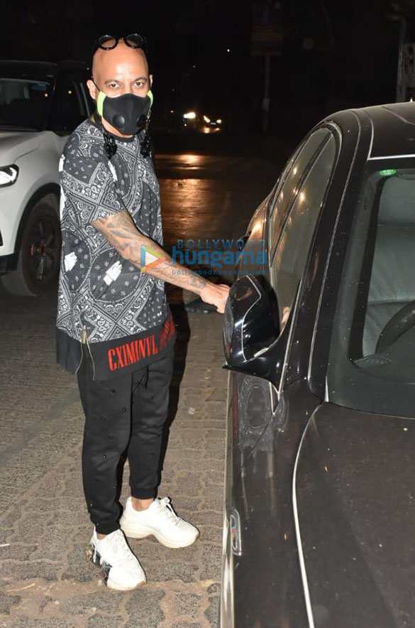 photos vicky kaushal snapped at hakim aalims salon 3