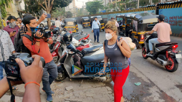 phots rakhi sawant snapped outside criti care hospital 1