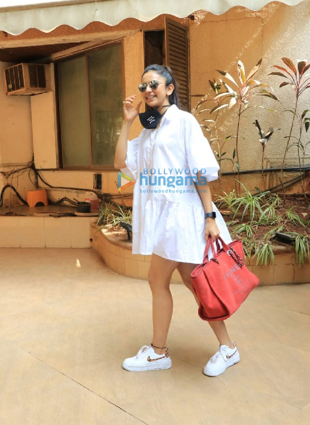 Rakul Preet Singh keeps is easy breezy with white shirt dress, carries red Chanel bag worth Rs. 2.6 lakhs Rakul Preet Singh keeps is easy breezy with white shirt dress, carries red Chanel bag worth Rs. 2.6 lakhs