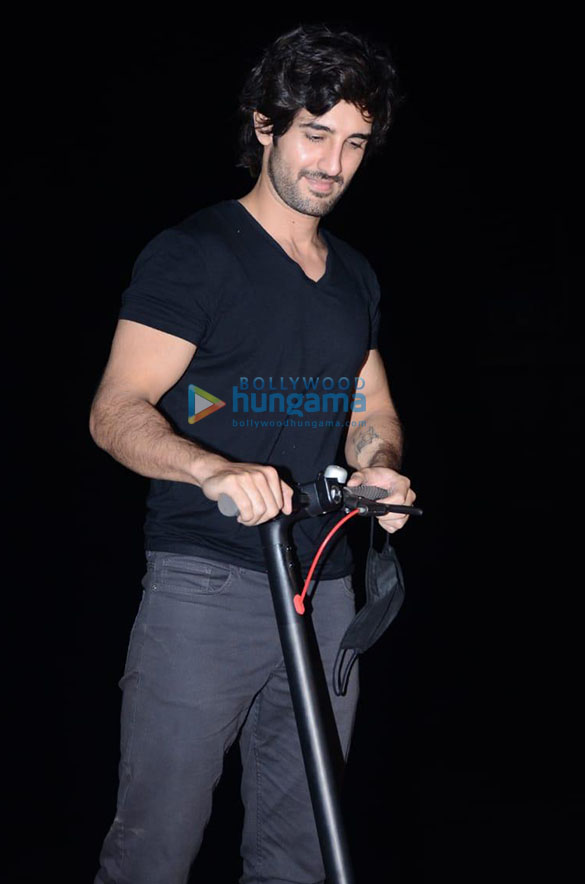saif ali khan vicky kaushal and vatsal sheth snapped at jetty 441