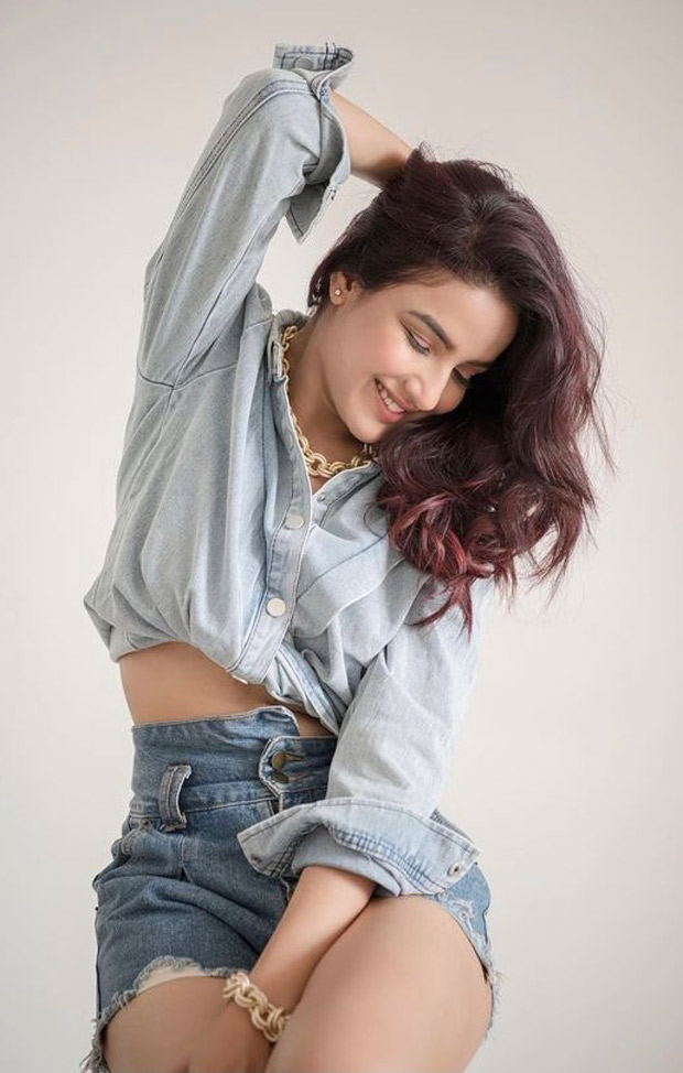 Jasmin Bhasin flaunts denim on denim trend through her latest picture