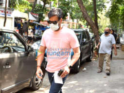 Photos: Ajay Devgn snapped at a clinic in Juhu