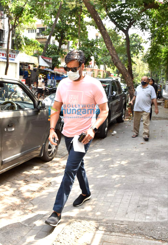 Photos: Ajay Devgn snapped at a clinic in Juhu Photos: Ajay Devgn snapped at a clinic in Juhu