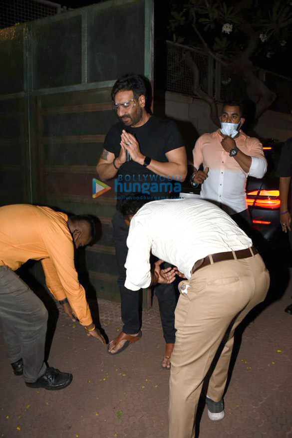 photos ajay devgn snapped cutting a birthday cake with fans 5