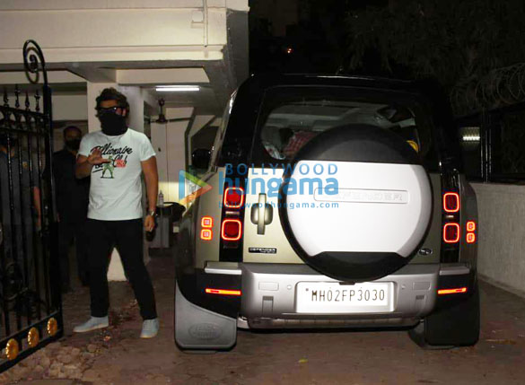 Photos: Arjun Kapoor spotted with his new car Photos: Arjun Kapoor spotted with his new car