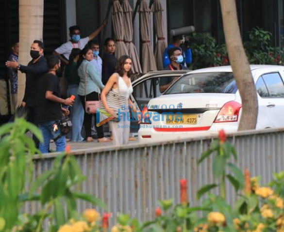 photos deepika padukone and siddhant chaturvedi snapped at shoot location in town 1