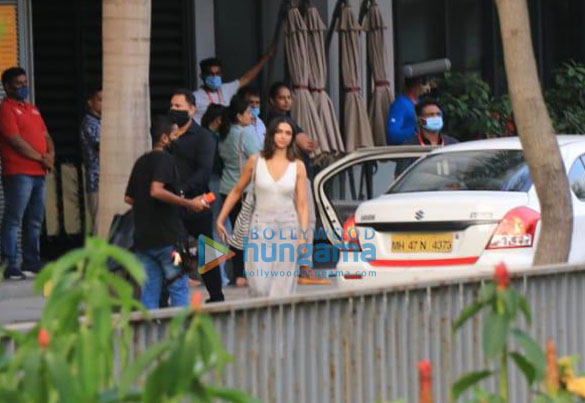 photos deepika padukone and siddhant chaturvedi snapped at shoot location in town 2