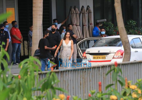 photos deepika padukone and siddhant chaturvedi snapped at shoot location in town 3