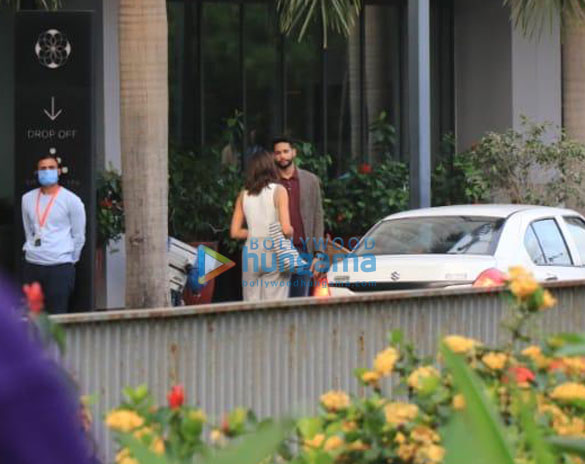 photos deepika padukone and siddhant chaturvedi snapped at shoot location in town 5