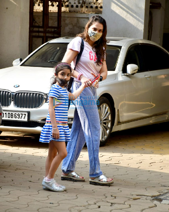 photos isha koppikar with daughter spotted in bandra 4