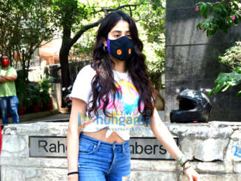 Photos: Janhvi Kapoor spotted at a clinic