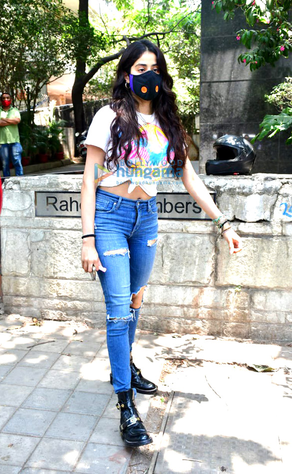 Photos: Janhvi Kapoor spotted at a clinic