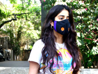 Photos: Janhvi Kapoor spotted at a clinic