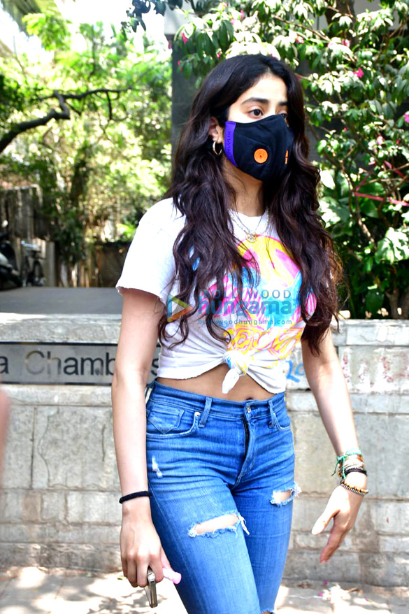 photos janhvi kapoor spotted at a clinic 2 2