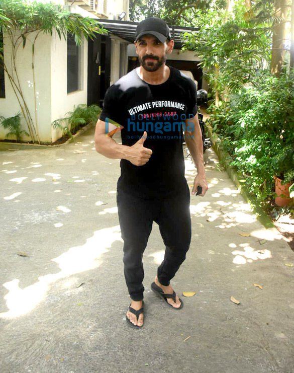 photos john abraham spotted in bandra 4 3