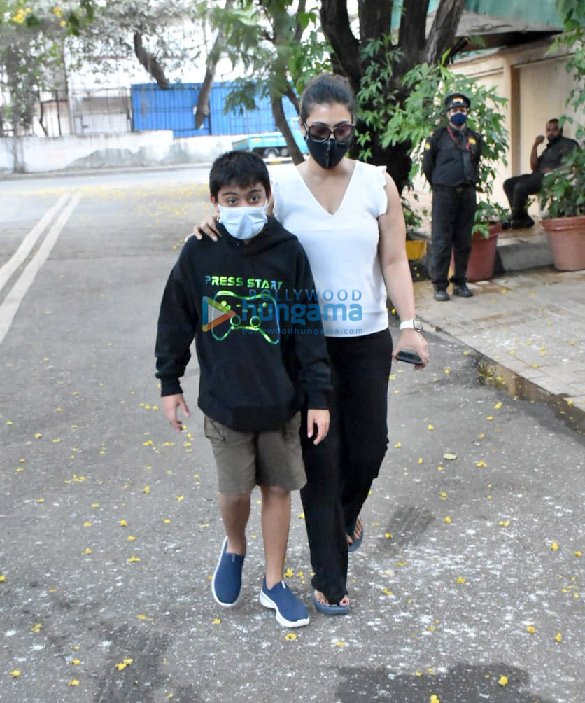 photos kajol snapped with her son in juhu 4
