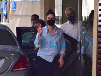 Photos: Kareena Kapoor Khan snapped at Karisma Kapoor's house
