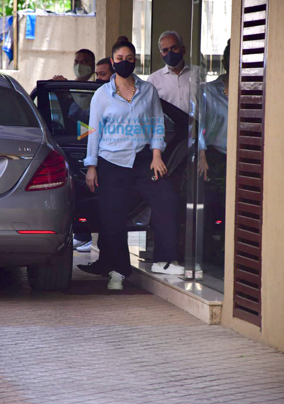 photos kareena kapoor khan snapped at karisma kapoors house 2