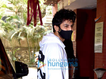 Photos: Kartik Aaryan snapped at a dubbing studio in Andheri