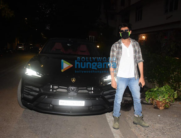 photos kartik aaryan snapped in bandra 1 2