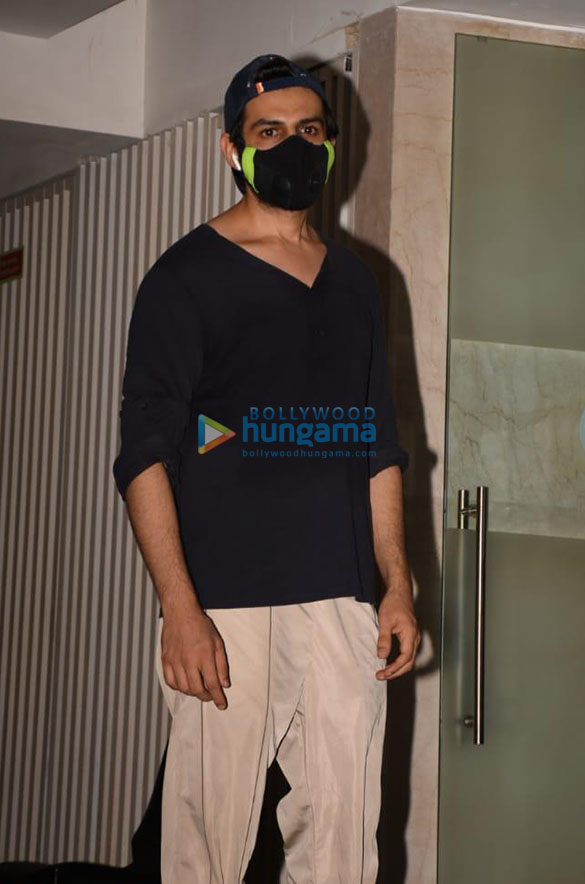 photos kartik aaryan snapped in juhu 4 5