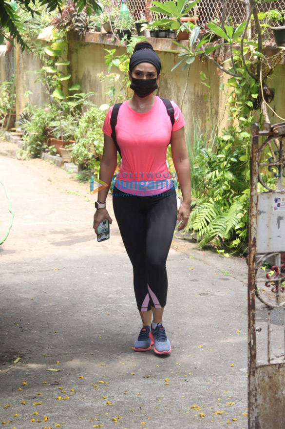 Photos: Kim Sharma spotted in Bandra Photos: Kim Sharma spotted in Bandra