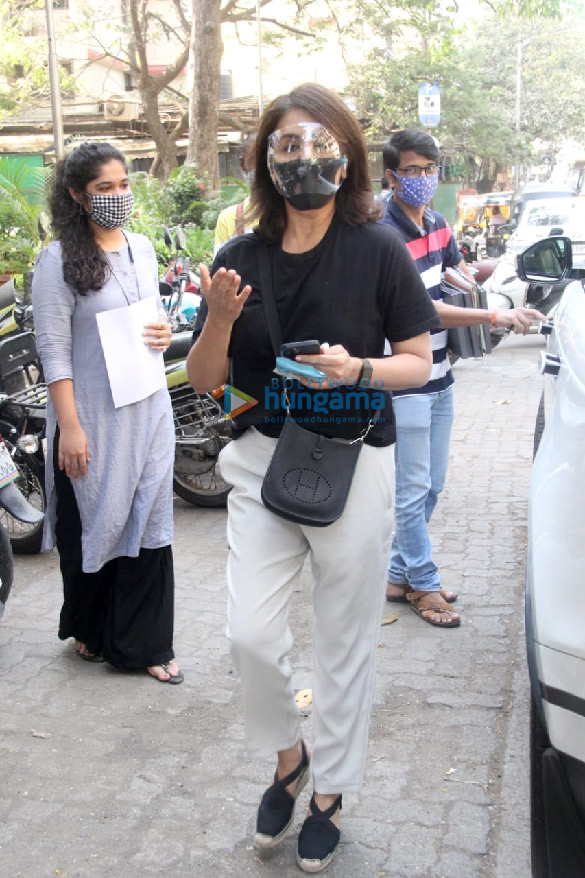 photos neetu kapoor spotted in bandra 1