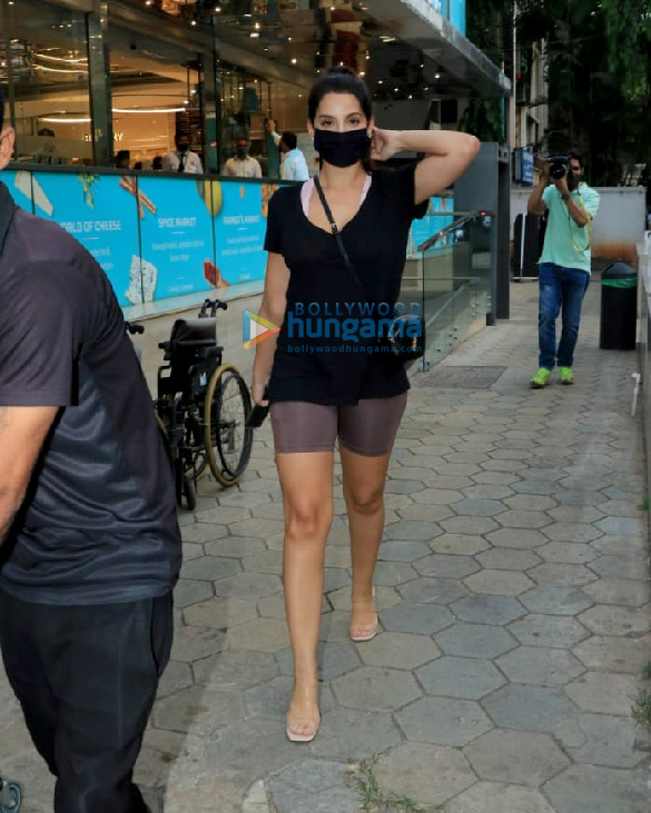 photos nora fatehi snapped at foodhall in bandra 5