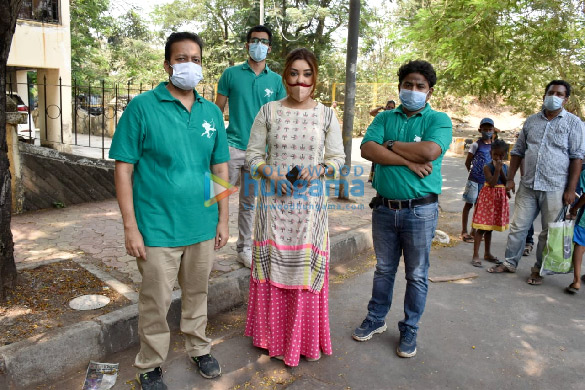 Photos: Payal Ghosh provides food to needy people in Versova Photos: Payal Ghosh provides food to needy people in Versova