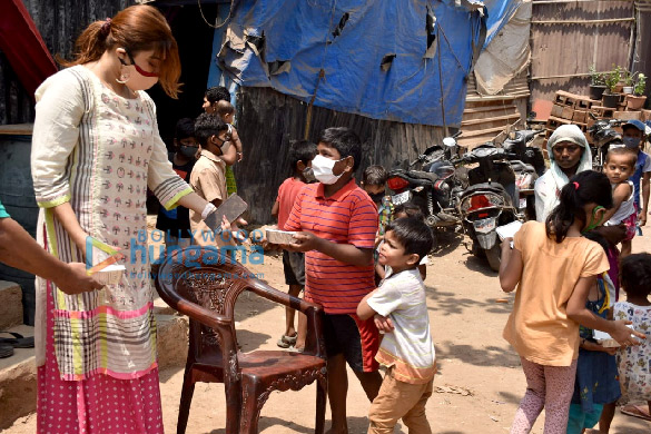 photos payal ghosh provides food to needy people in versova 4
