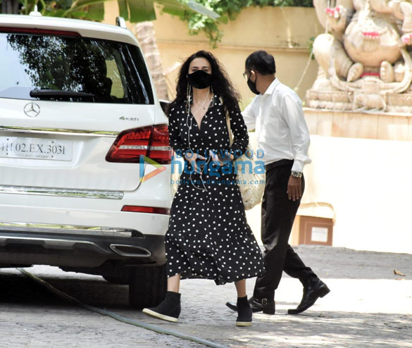 Photos: Preity Zinta snapped at Hrithik Roshan’s house in Juhu