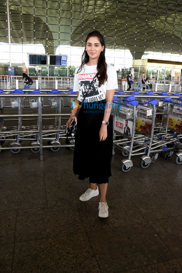 photos ranbir kapoor alia bhatt nikita dutta and others snapped at the airport 3