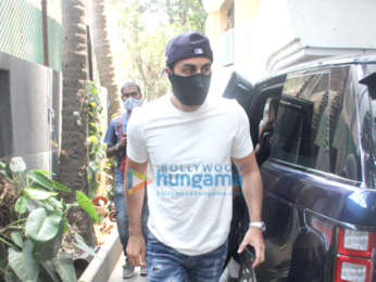 Photos: Ranbir Kapoor and Alia Bhatt spotted at Neetu Singh's house in Bandra