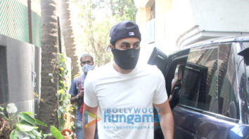 Photos: Ranbir Kapoor and Alia Bhatt spotted at Neetu Singh’s house in Bandra