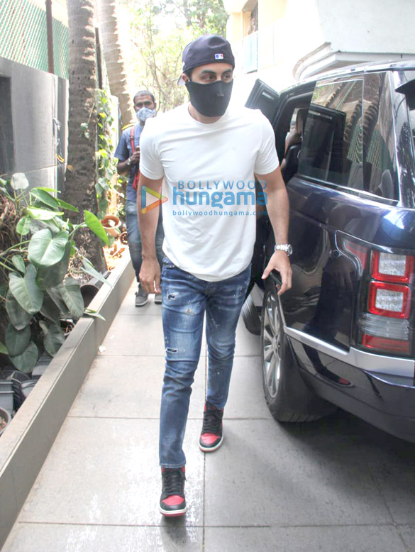 Photos: Ranbir Kapoor and Alia Bhatt spotted at Neetu Singh’s house in Bandra Photos: Ranbir Kapoor and Alia Bhatt spotted at Neetu Singh’s house in Bandra