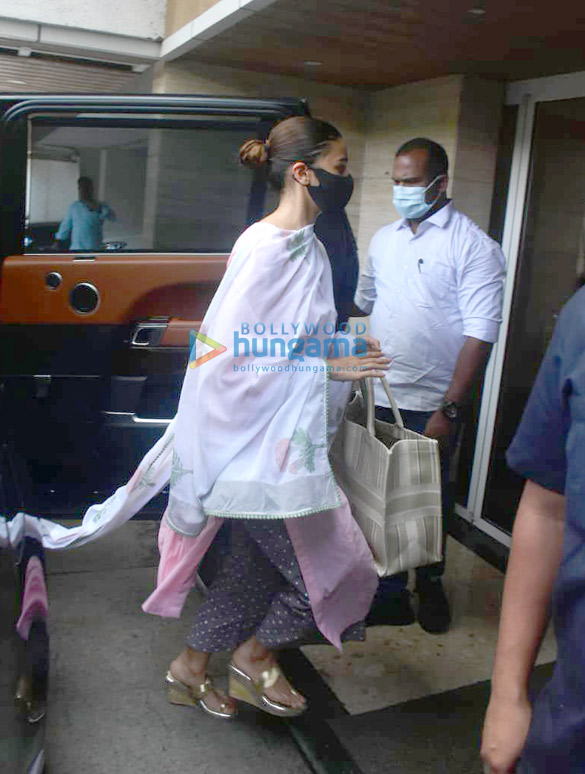 photos ranbir kapoor and alia bhatt spotted at neetu singhs house in bandra 2
