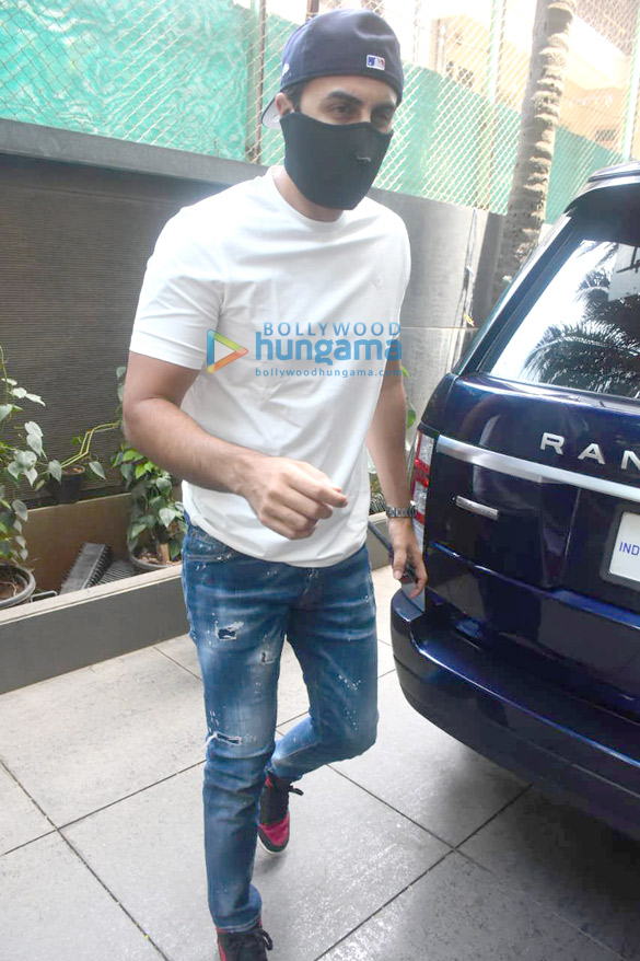 photos ranbir kapoor and alia bhatt spotted at neetu singhs house in bandra 5