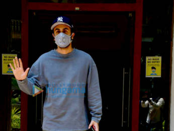Photos: Ranbir Kapoor and Neetu Singh spotted at a clinic