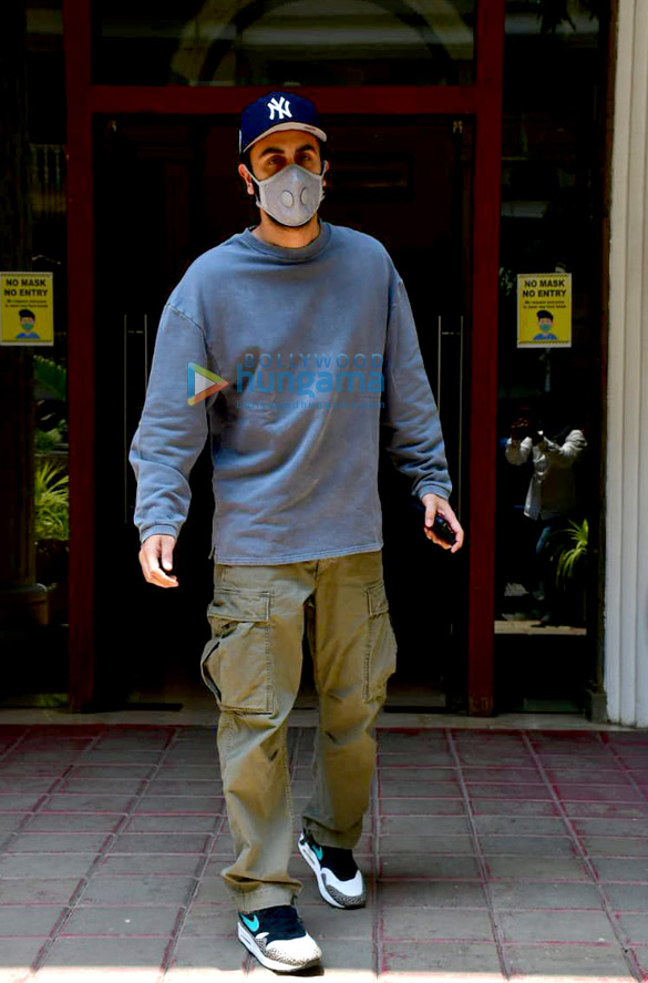photos ranbir kapoor and neetu singh spotted at a clinic 3