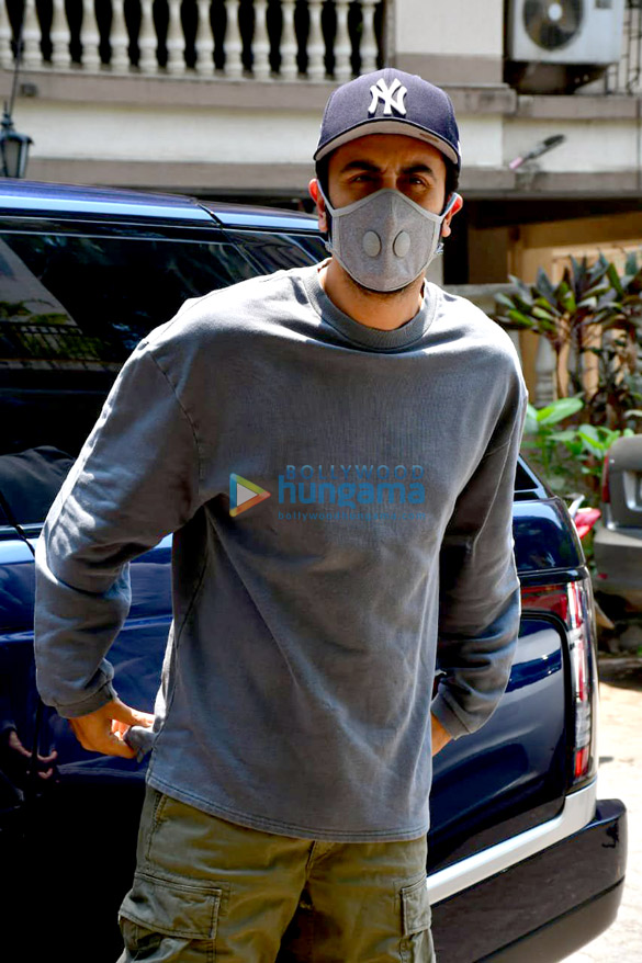 photos ranbir kapoor and neetu singh spotted at a clinic 5