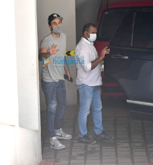photos ranbir kapoor spotted at a dental clinic 4