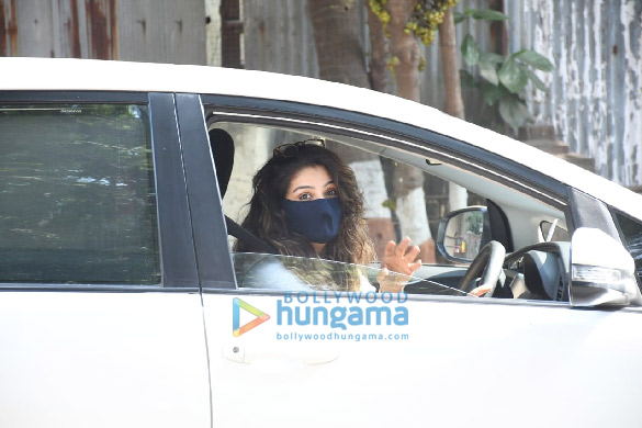 photos raveena tandon snapped in bandra 4