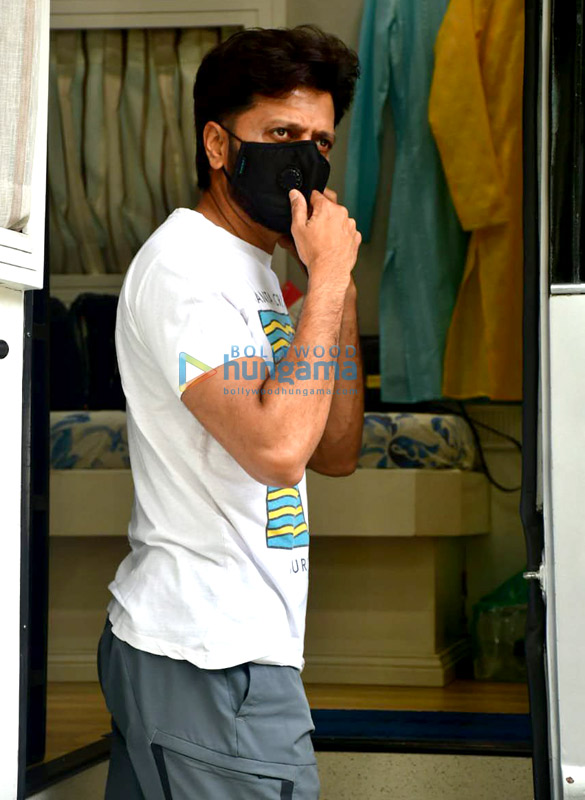 photos riteish deshmukh spotted in bandra for a shoot 2