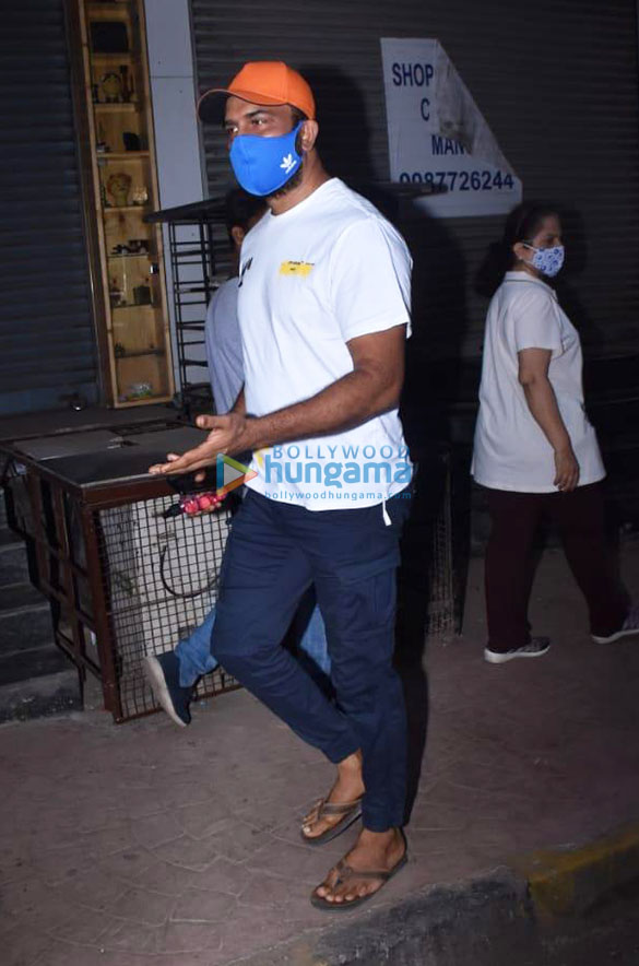 photos sharad kelkar snapped in lokhandwala 2