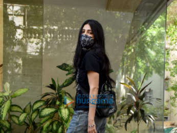 Photos: Shruti Haasan snapped at a clinic in Juhu