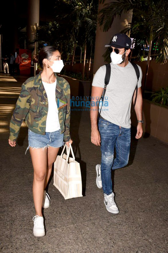 photos tiger shroff disha patani alia bhatt and ranbir kapoor snapped at the airport 3