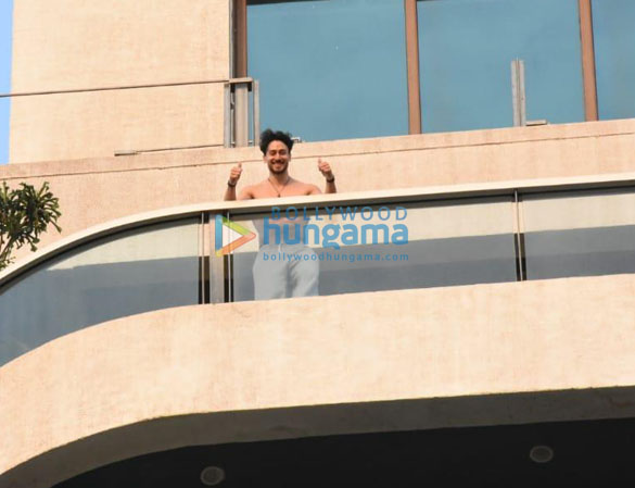 photos tiger shroff spotted at his balcony 3